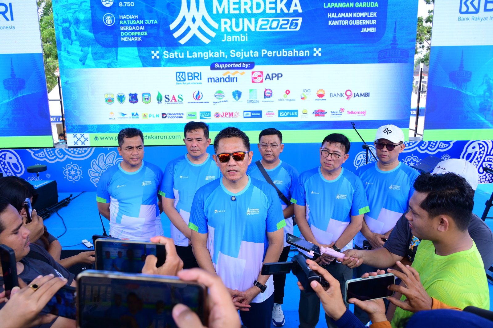 alt="Kapolda Jambi Irjen Pol Krisno H Siregar memberikan ucapan apresiasi pada acara Presisi Merdeka Run 2026"