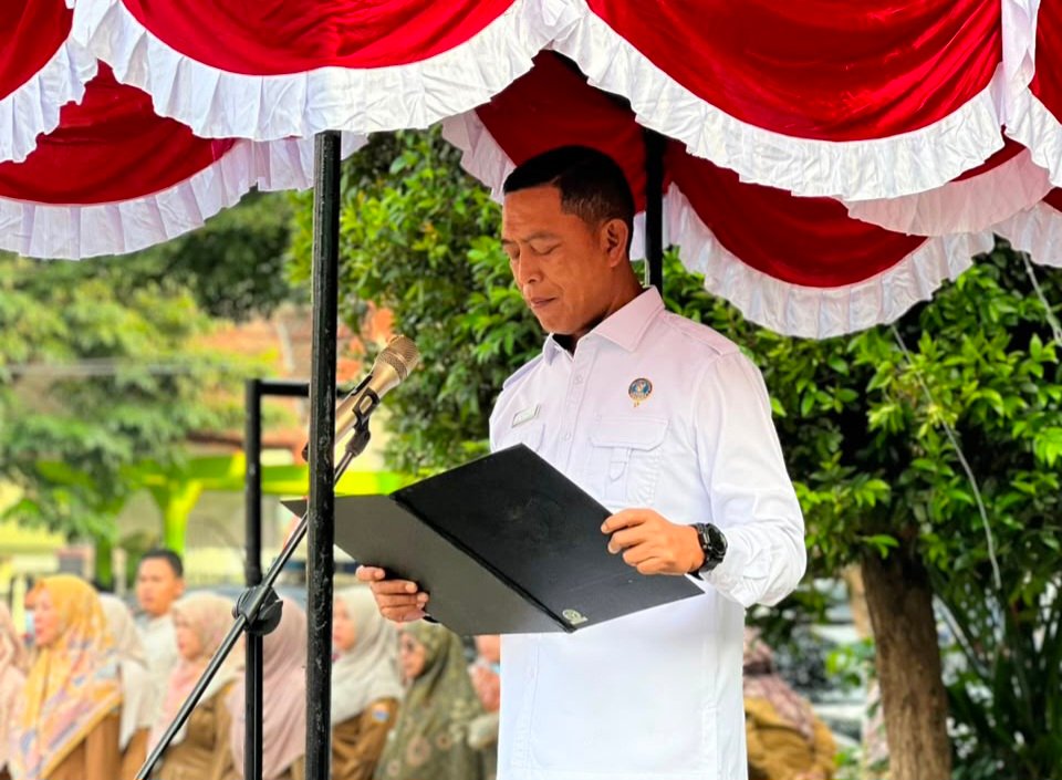 alt="Kepala BNNP Jambi Brigjen Pol Asep Saepudin memberikan amanat upacara di hadapan ribuan siswa SMAN 1 Kota Jambi"