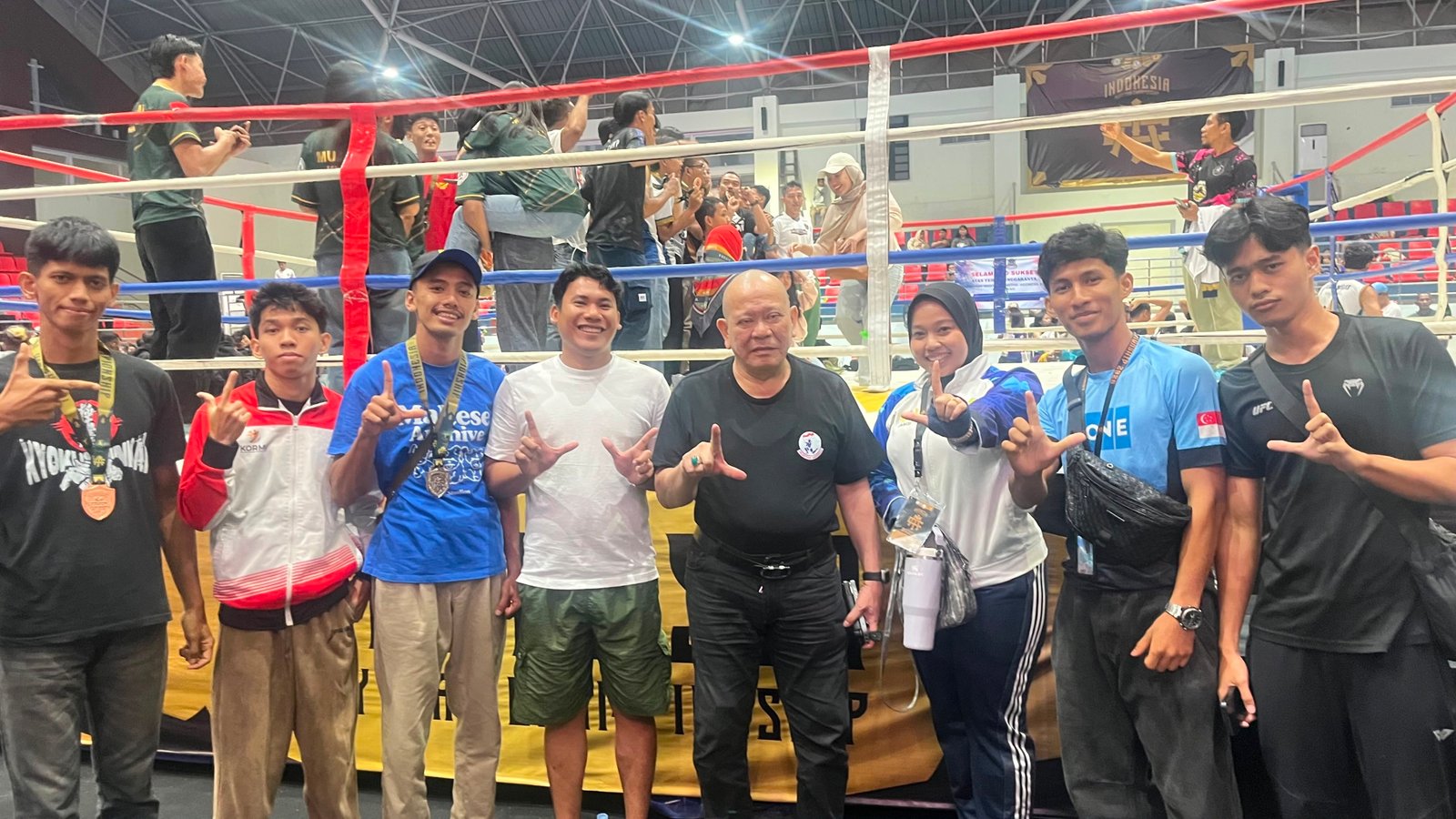 alt="Atlet Muaythai Jambi memamerkan medali perak dan perunggu di GOR Abdur Rosyad Bekasi"