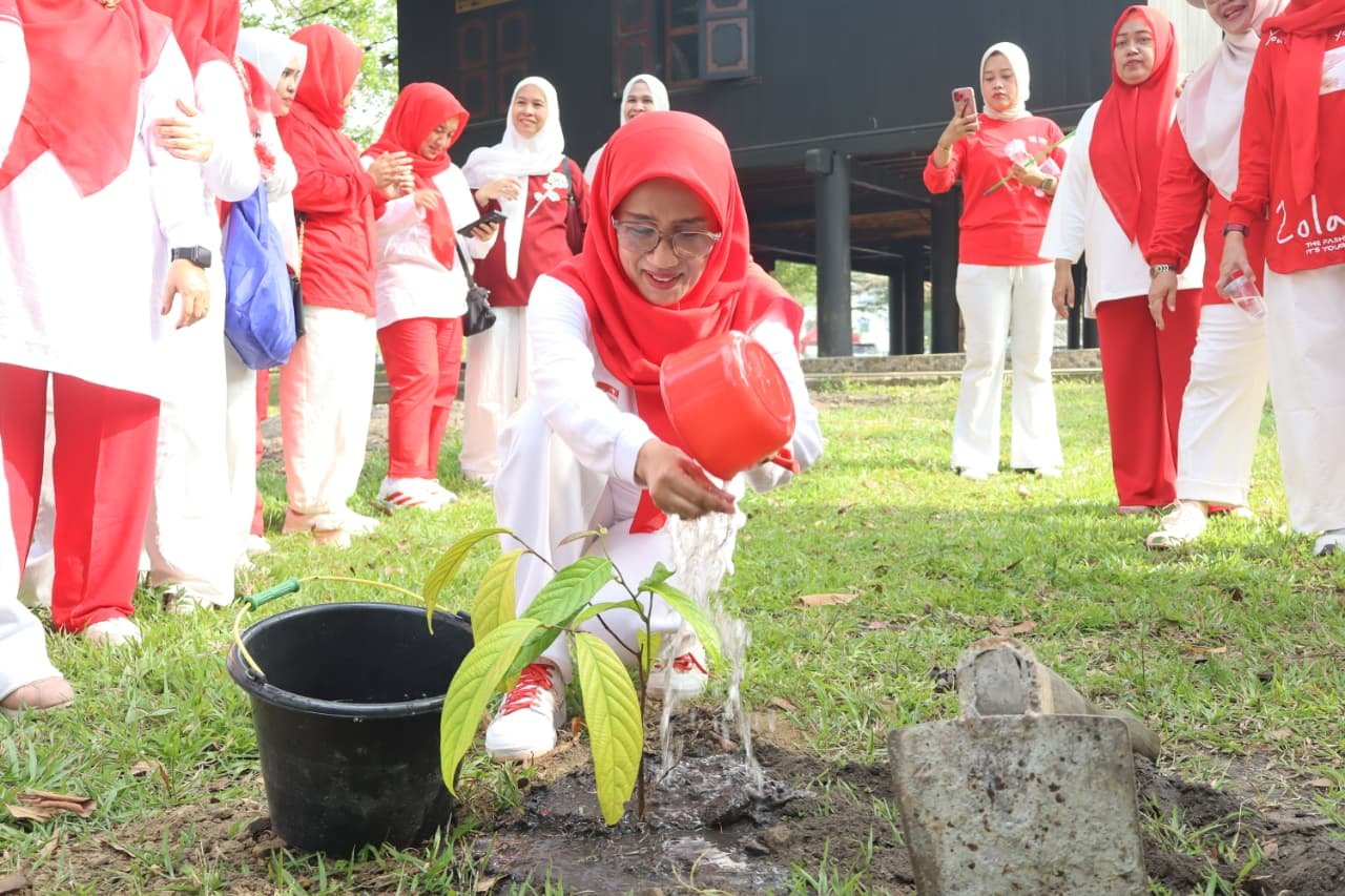 alt="Ketua DWP Provinsi Jambi Iin Kurniasih Sudirman ikuti senam bersama di Pendopo Kantor Gubernur Jambi"