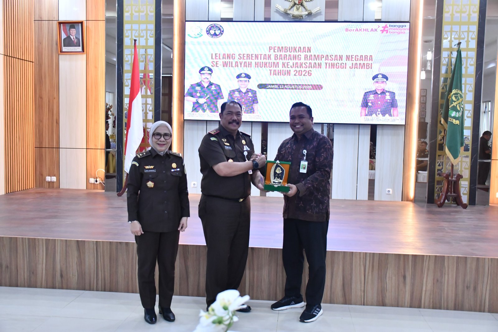 alt="Kajati Jambi Sugeng Hariadi memberikan sambutan pada pembukaan lelang serentak barang rampasan Kejaksaan di Jambi"