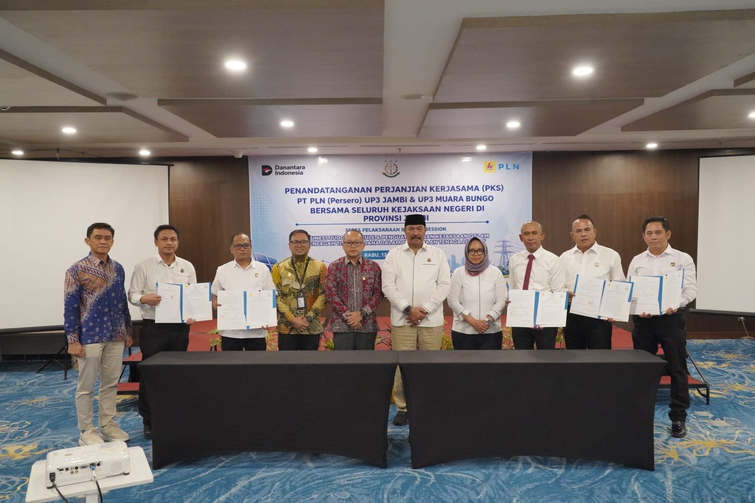alt="Kajati Jambi Sugeng Hariadi dan GM PLN UID S2JB Diksi Erfani Umar menunjukkan dokumen kerja sama Datun"