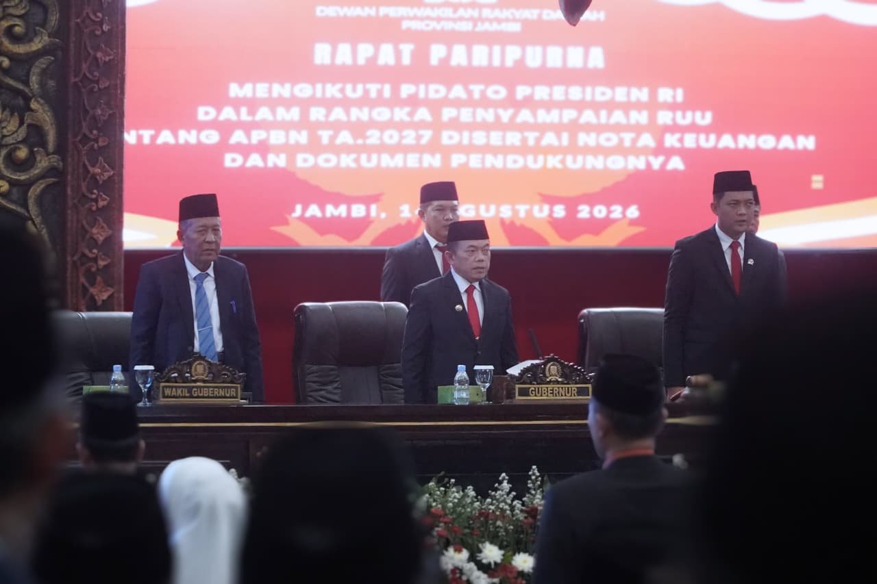 alt="Gubernur Jambi Al Haris dan Wagub Abdullah Sani duduk menyimak penayangan Nota Keuangan APBN 2027 di Ruang Utama DPRD Jambi"