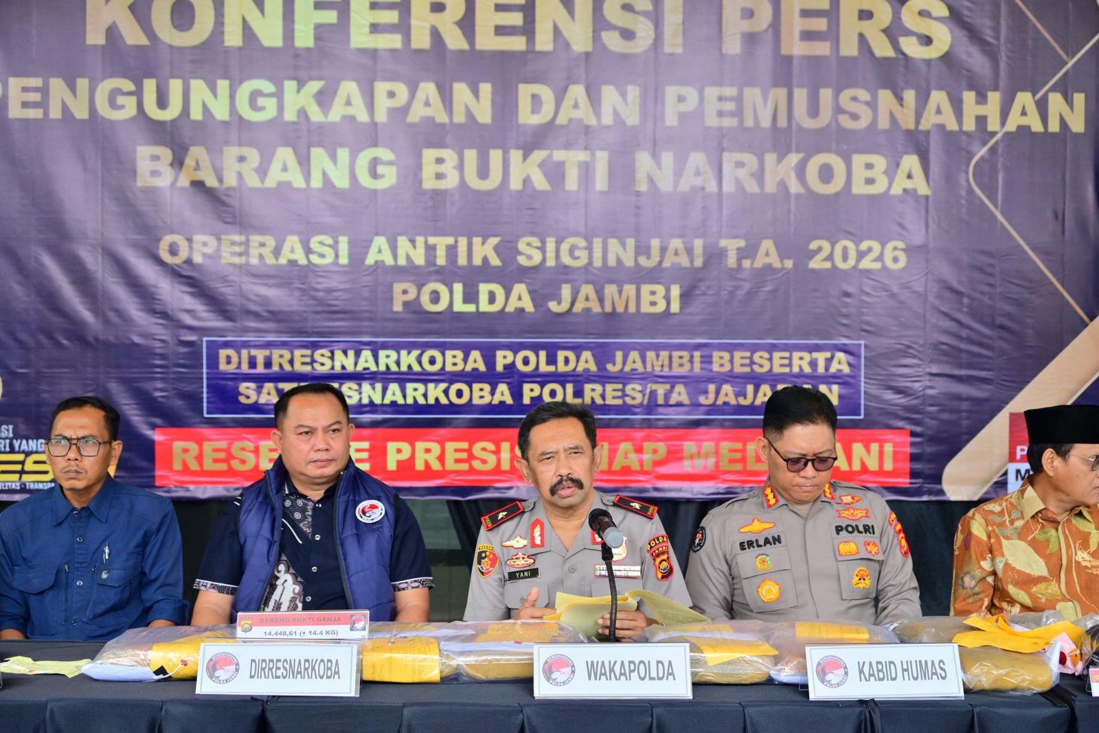 alt="Wakapolda Jambi Brigjen Pol K Yani Sudarto memaparkan barang bukti Operasi Antik Siginjai 2026"