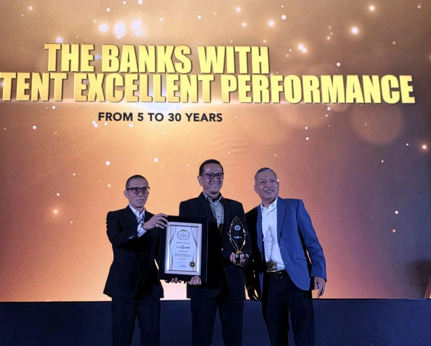 alt="Direktur Utama Bank Jambi Khairul Suhairi menerima tropi penghargaan Crown Champion di The St Regis Jakarta"