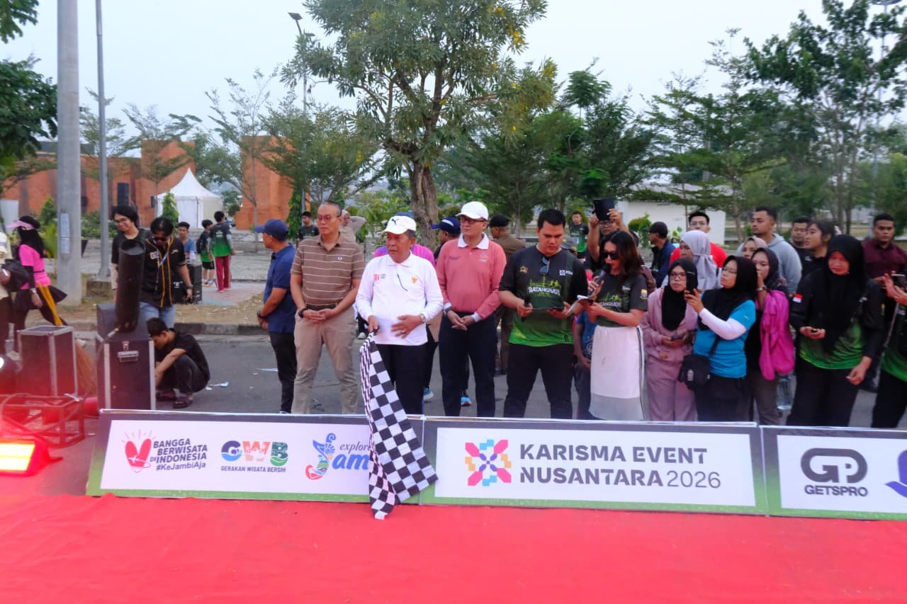 alt="Wagub Jambi Abdullah Sani didampingi Kadis Kominfo Ariansyah melepas peserta Fun Run di Taman Putri Pinang Masak"
