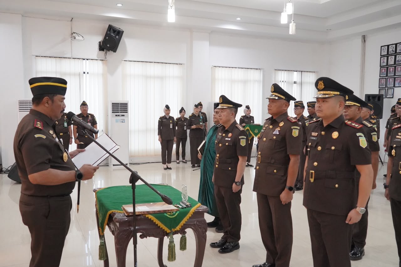 alt="Kajati Jambi Sugeng Hariadi melantik Wakajati Jambi Mia Banulita dalam upacara sertijab di Aula Kejati Jambi"