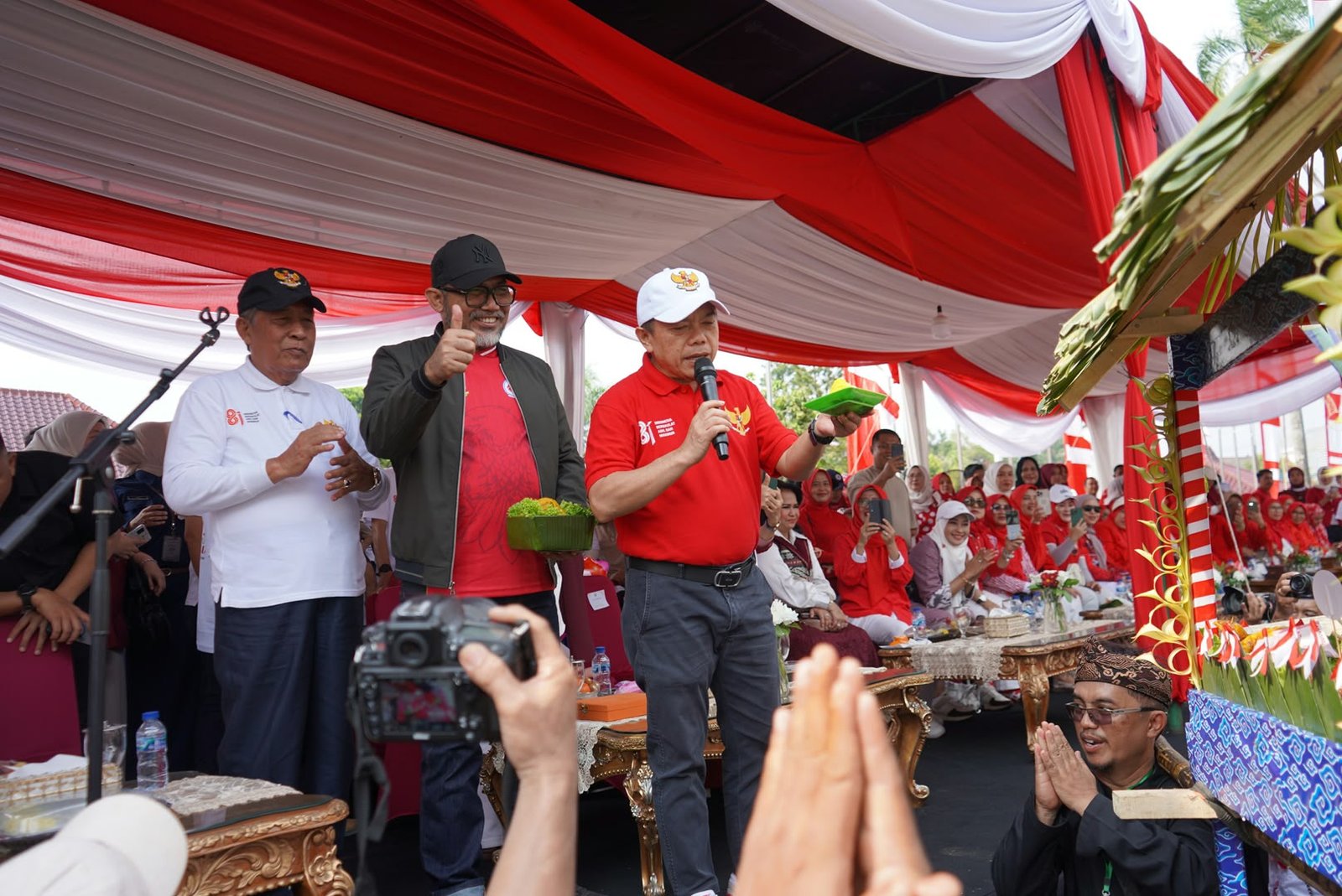 alt="Gubernur Jambi Al Haris melambaikan tangan menyambut kontingen pawai pembangunan di Tanggo Rajo depan Rumah Dinas"