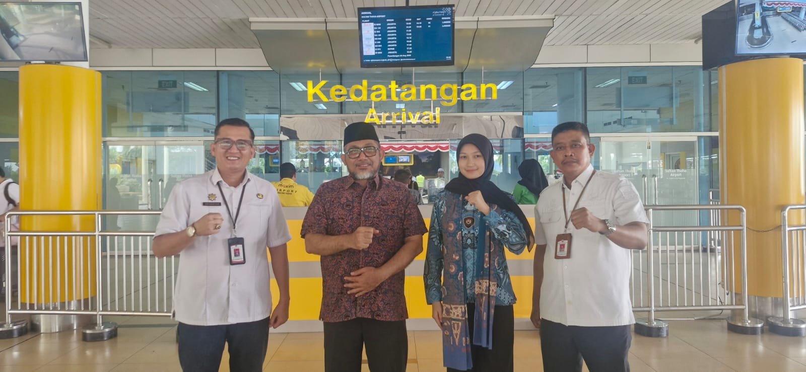alt="Sekda Provinsi Jambi Sudirman memberikan ucapan selamat kepada Nindya Eltsani Purna Paskibraka Nasional di Bandara Sultan Thaha"