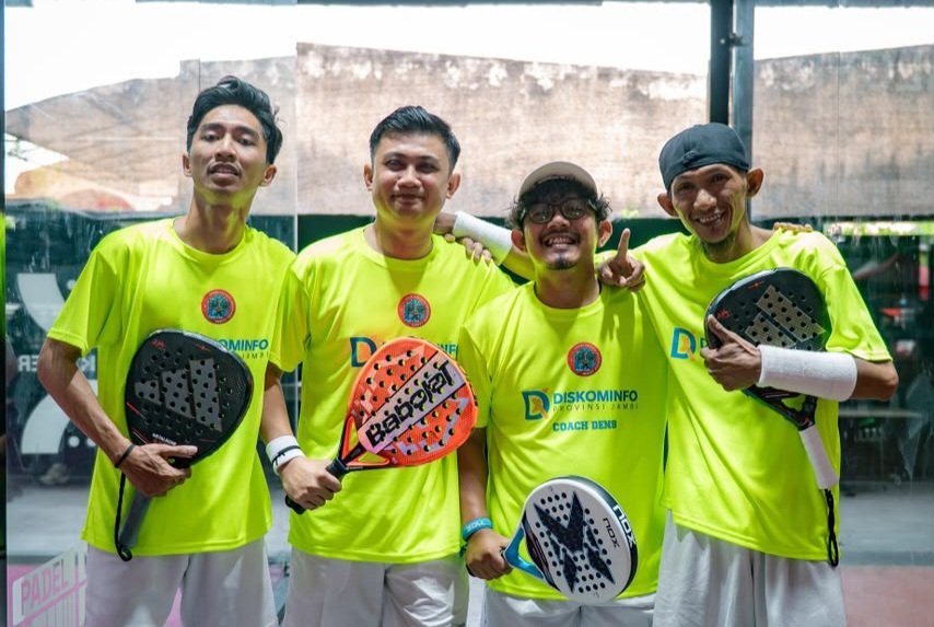 alt="Pasangan Diskominfo Jambi Hory Afriyansyah dan Muhammad Makky Yahusafat S.STP. M.Tr.I.P. bertanding di Piala Gubernur Jambi Padel Cup Merdeka 2026"