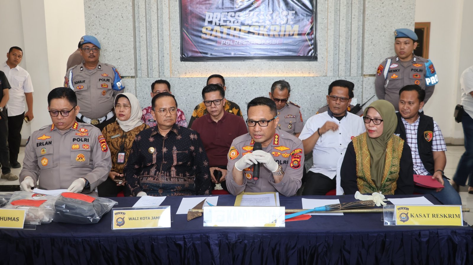 alt="Kapolresta Jambi Kombes Pol Ananto Herlambang menyampaikan rilis kasus geng motor di WTC Jambi"