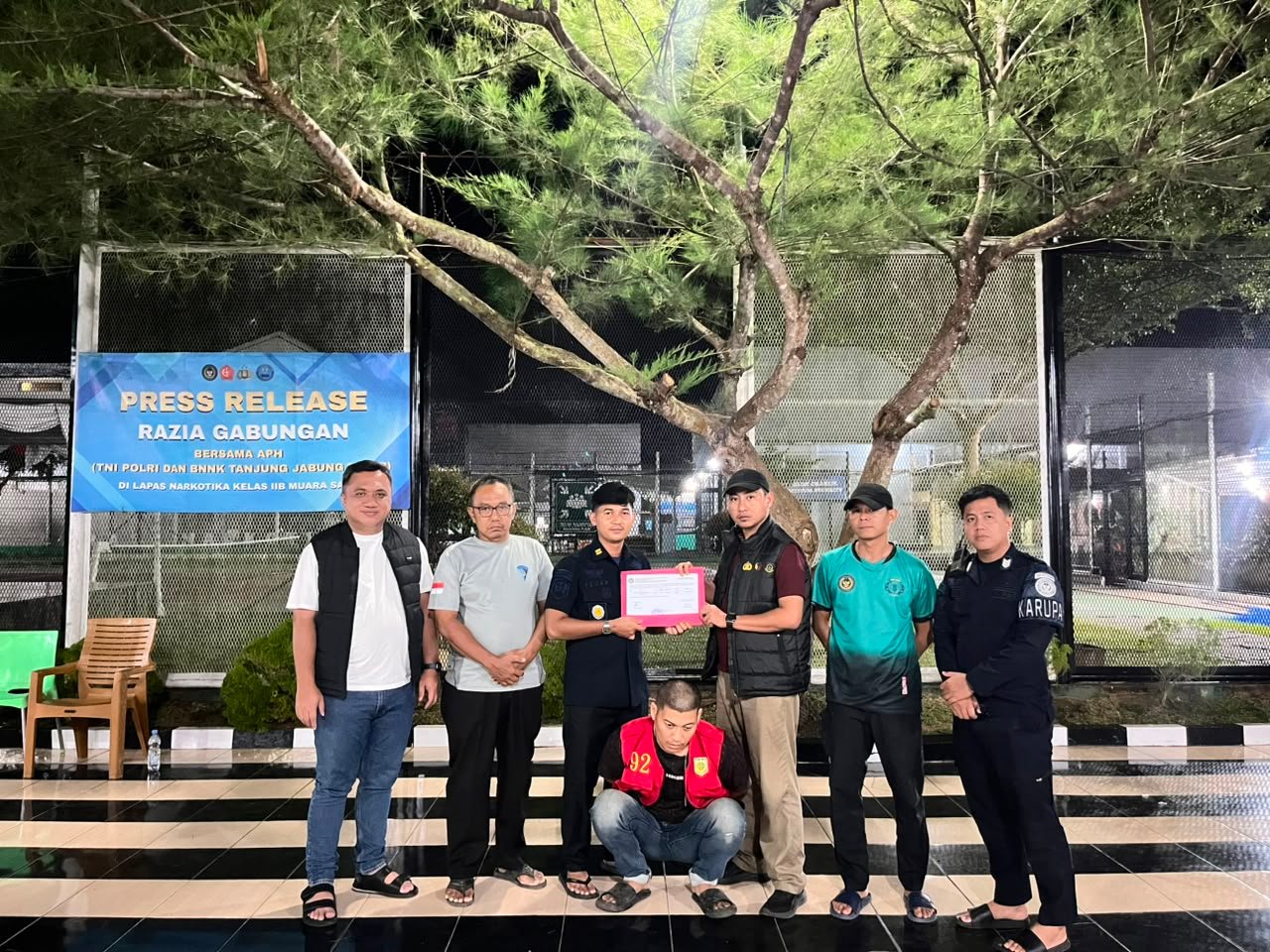 alt="Tim Tabur Kejati Jambi menangkap terpidana DPO perzinahan Wahyu Ishadi bin Ishak di Nipah Panjang"