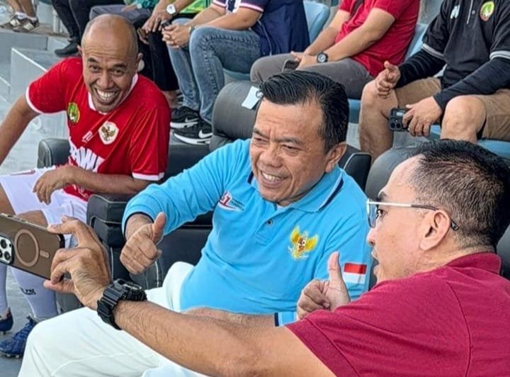 alt="Gubernur Jambi Al Haris foto bersama tim peserta Liga Nasional Urawa VI 2026 kategori U40 dan U50"