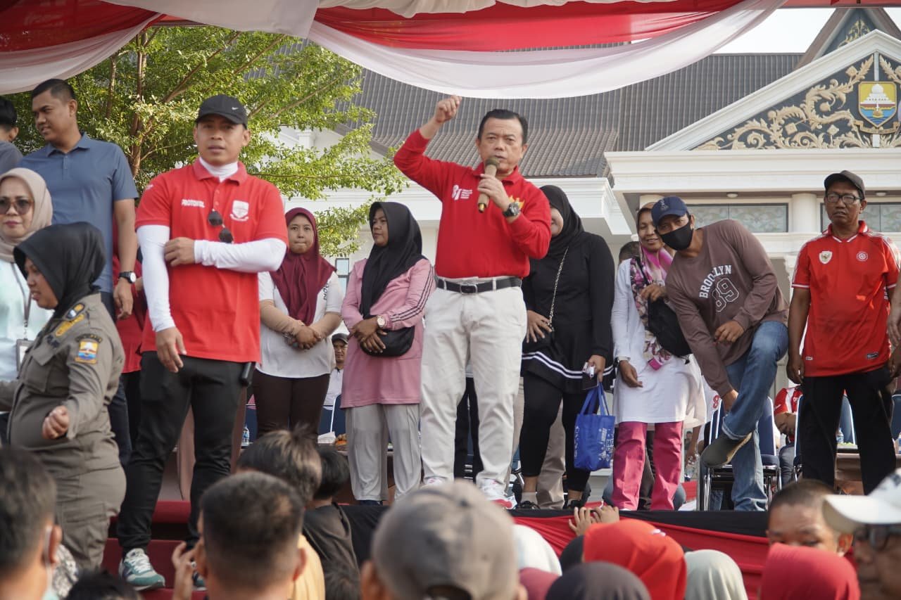 alt="Gubernur Jambi Al Haris melepas peserta jalan santai HUT ke-81 RI di Lapangan Kantor Gubernur Jambi"