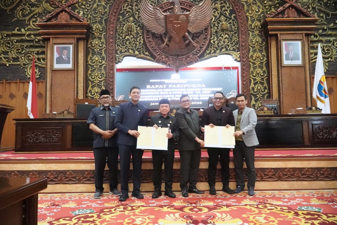 alt="Gubernur Jambi Al Haris menandatangani berkas Nota Kesepakatan KUA PPAS di DPRD Provinsi Jambi"
