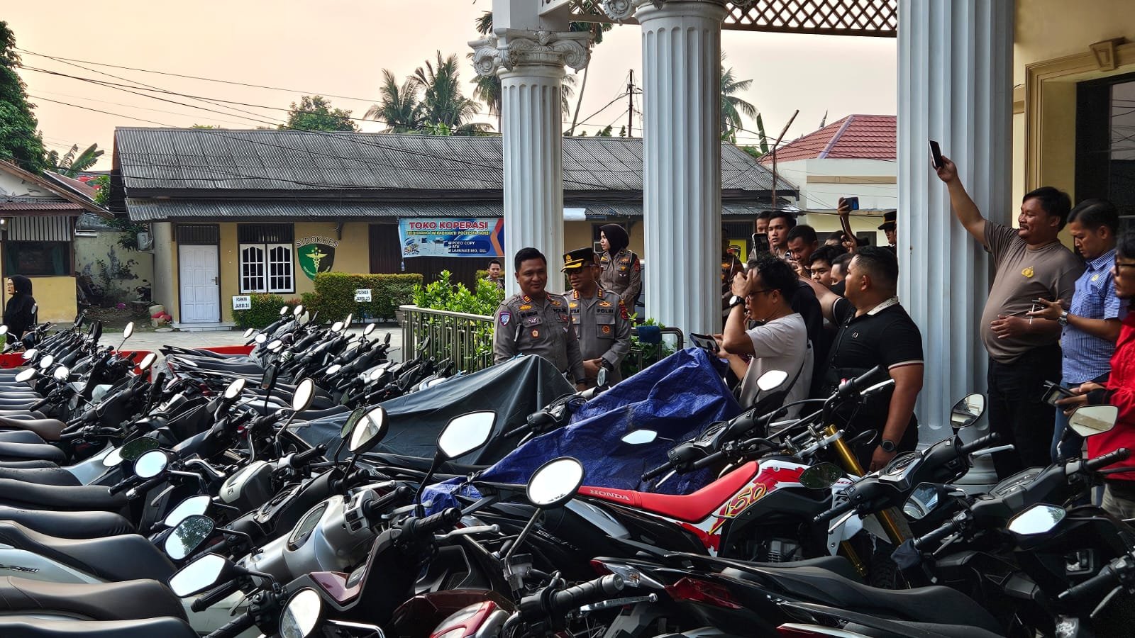alt="Kapolresta Jambi Kombes Pol Ananto Herlambang memberikan keterangan pers penertiban 150 motor knalpot brong"