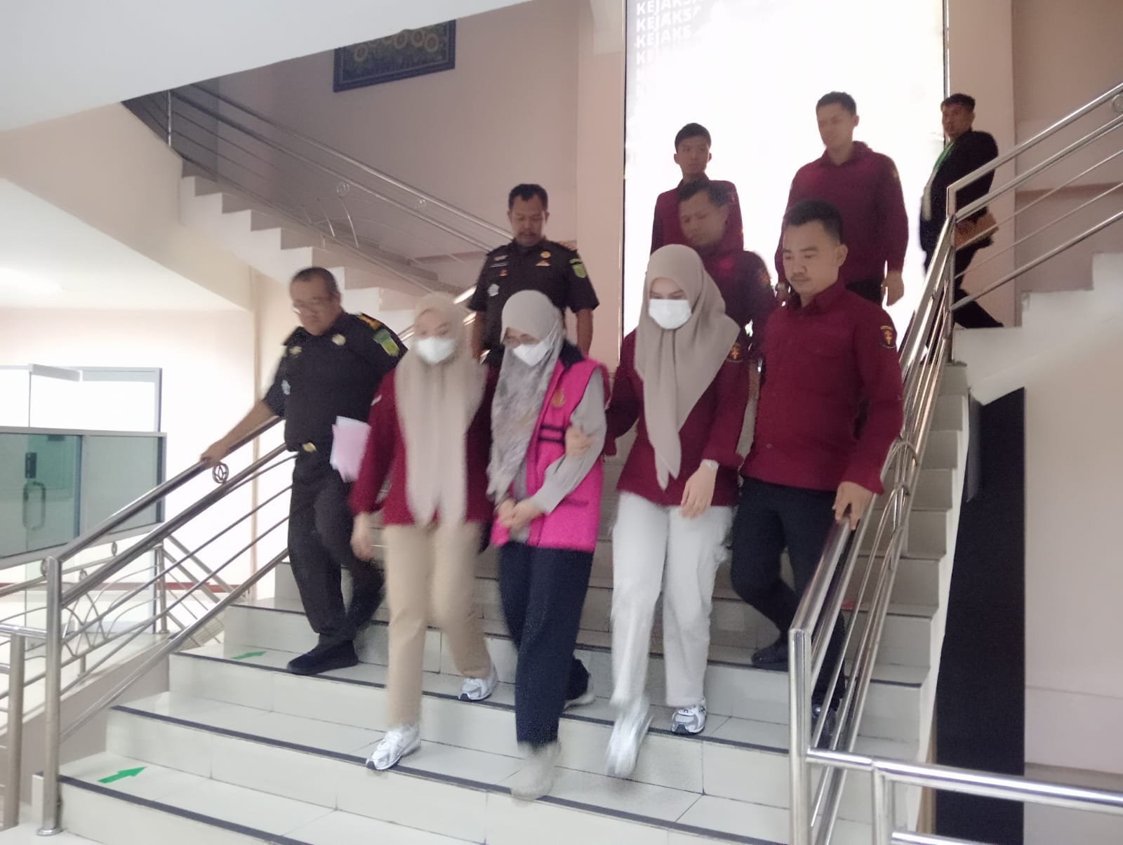 alt="Penyidik Pidsus Kejati Jambi melakukan penahanan terhadap tersangka LK kasus korupsi lahan PUPR Jambi"