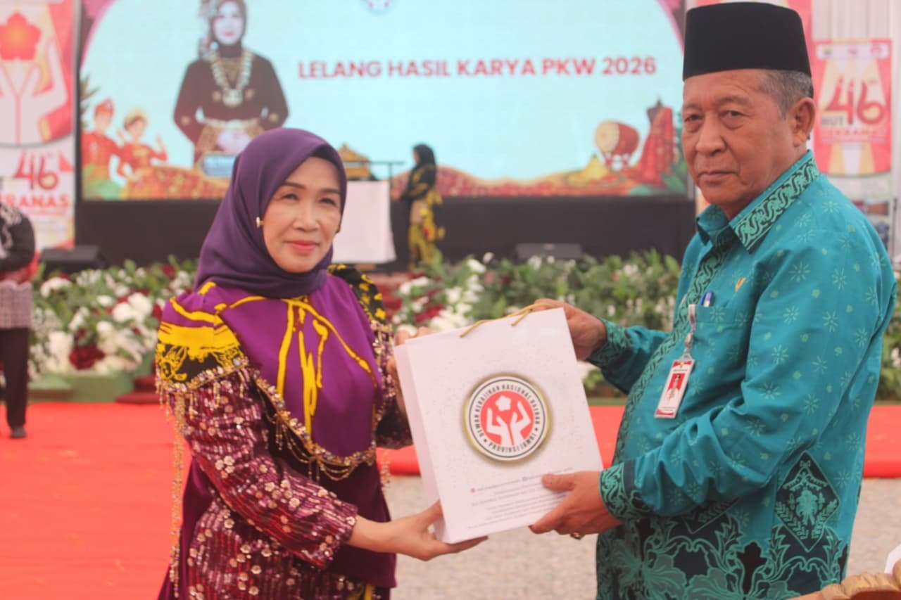 alt="Wakil Gubernur Jambi Abdullah Sani dan Hesti Haris menghadiri puncak HUT ke-46 Dekranas di Ev Garden Jambi"