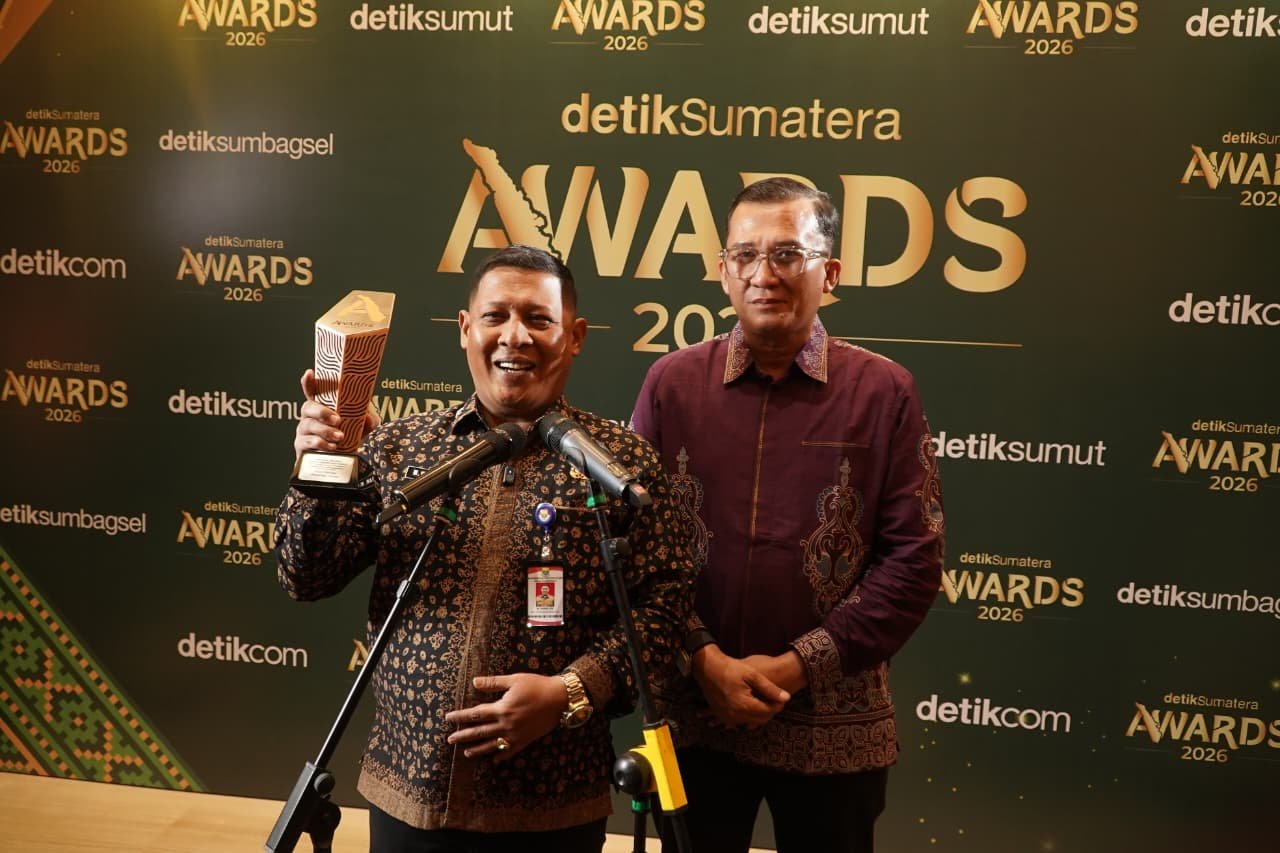 alt="Kepala Dinas Pendidikan Provinsi Jambi M Umar menerima detikSumatera Awards 2026 di Grand Ballroom Trans Hotel Jakarta"