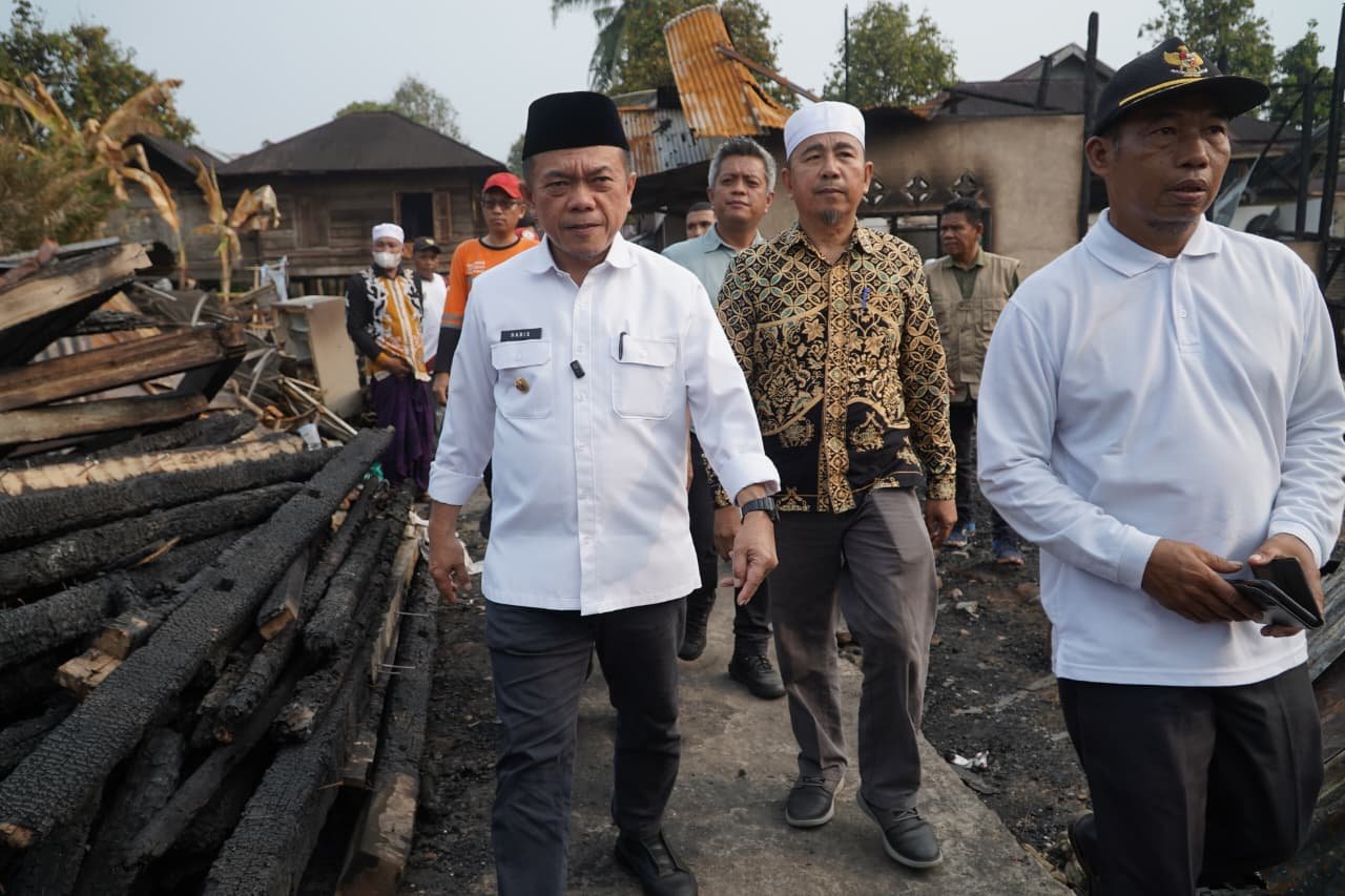 alt="Gubernur Al Haris berbicara dengan warga korban kebakaran rumah di Kecamatan Bathin III Ulu Kabupaten Bungo"