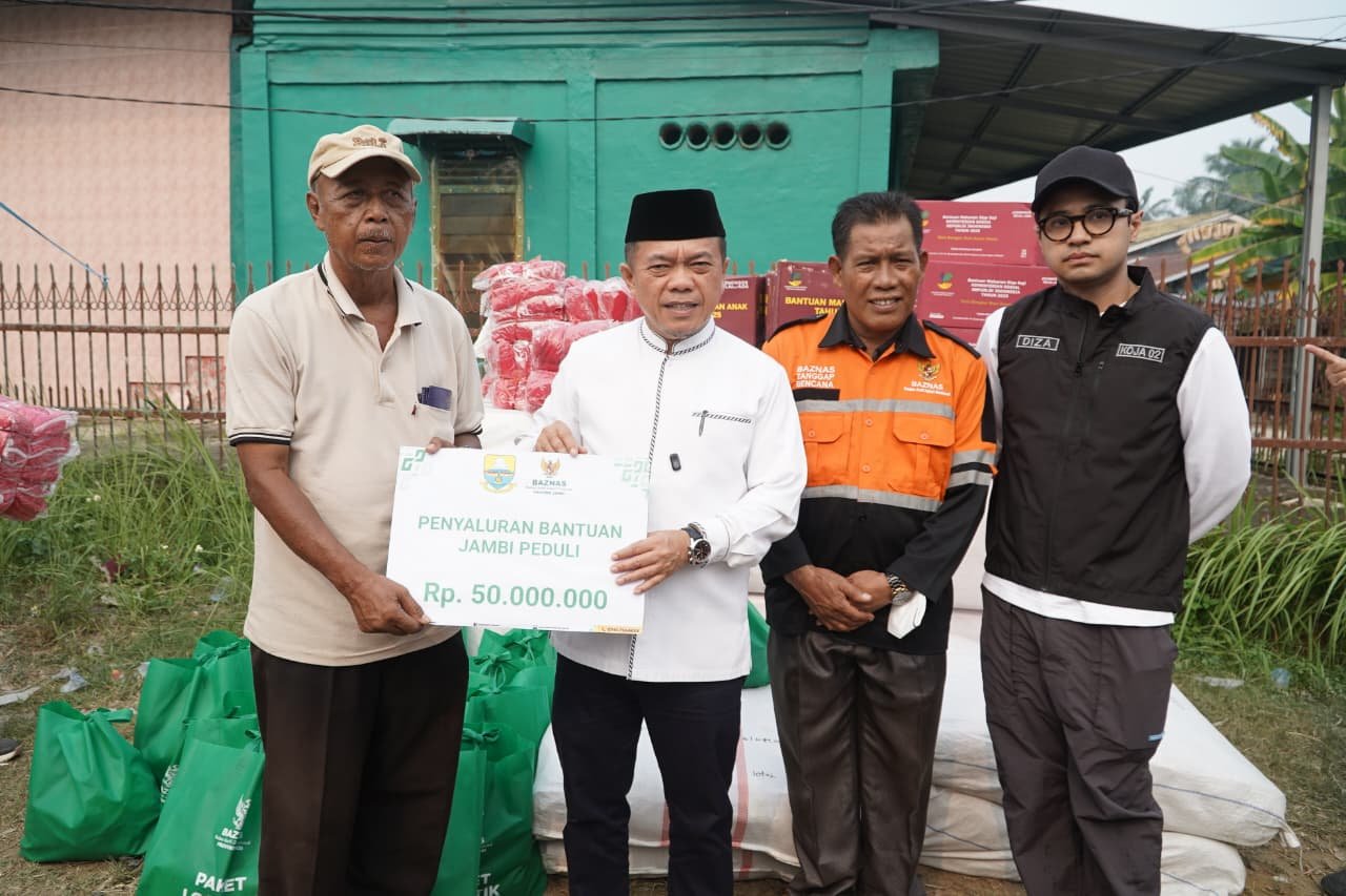 alt="Gubernur Jambi Al Haris berdialog dengan warga korban kebakaran rumah di Kelurahan Cempaka Putih Kecamatan Jelutung"