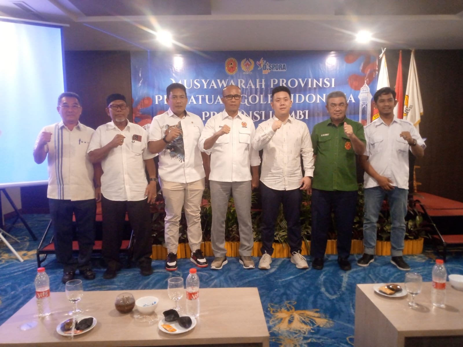 alt="Ketua Umum KONI Provinsi Jambi AKBP Mat Sanusi memberikan arahan dalam Musprov PGI Jambi di Hotel BW Luxury"