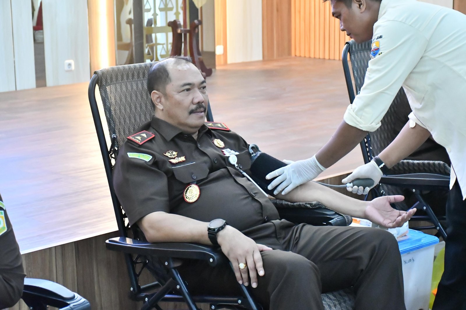 alt="Petugas medis dari UPD RSUD Raden Mattaher melayani peserta donor darah di Kejaksaan Tinggi Jambi"