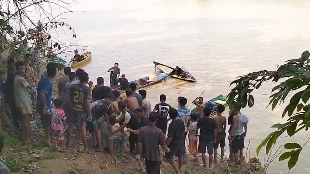alt="Proses pencarian pemancing yang tenggelam di Desa Sungai Aro Tebo menggunakan perahu karet LCR"