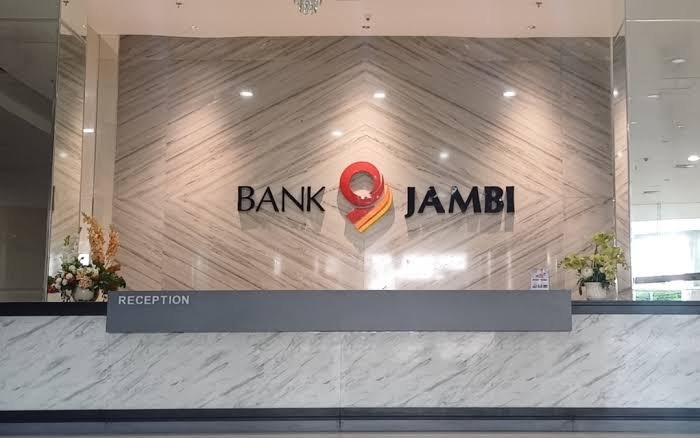 alt="Aktivitas pelayanan nasabah dan kantor Bank Jambi dalam mendukung pembangunan ekonomi regional"