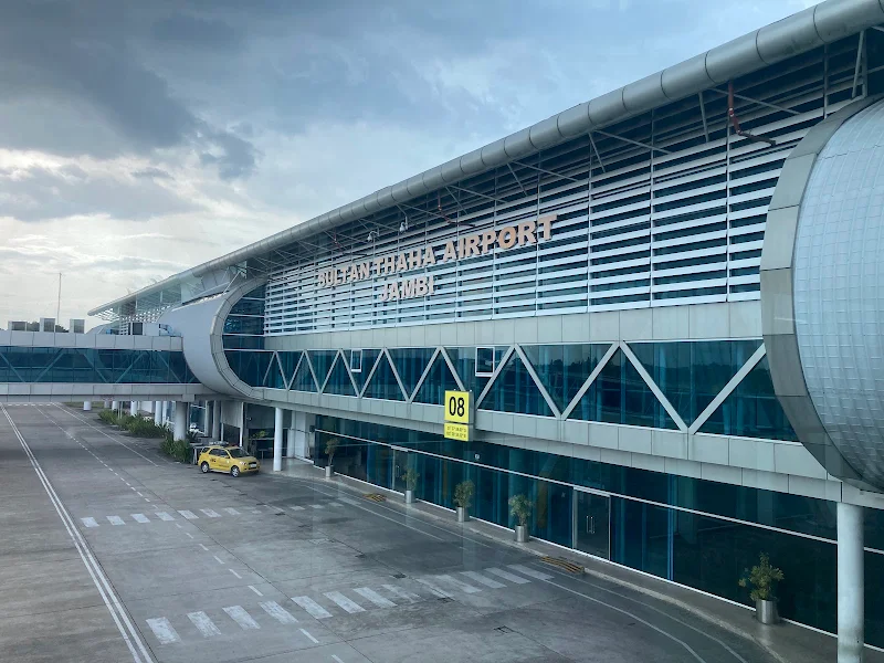alt="Aktivitas pesawat lepas landas di Bandara Sultan Thaha Jambi di tengah kabut asap tipis karhutla"