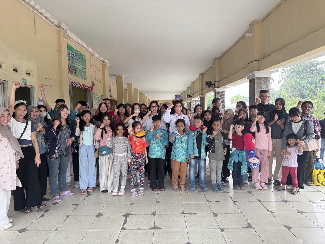 alt="28 atlet wushu junior Jambi peragaan jurus taolu bersama pelatih di Gedung Wushu Jambi"