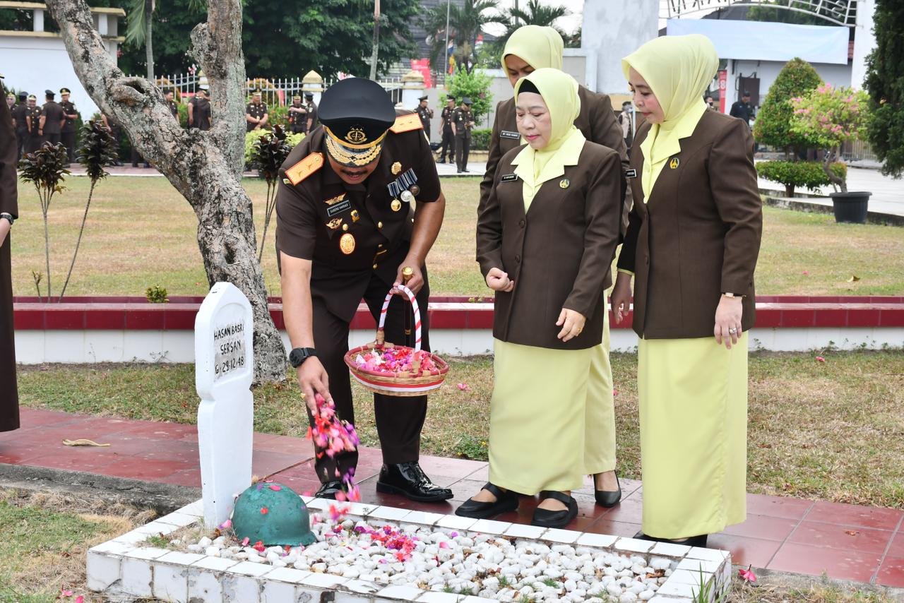 alt="Kajati Jambi Sugeng Hariadi memberikan penghormatan di monumen Taman Makam Pahlawan Jambi"