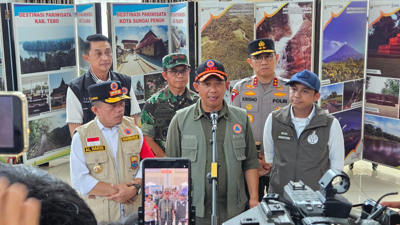 alt="Menteri Kehutanan Raja Juli Antoni memberikan keterangan pers didampingi Kepala BNPB Letjen TNI Suharyanto di Jambi"