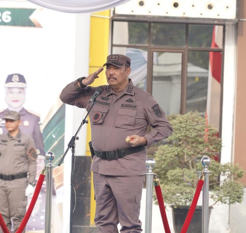 alt="Kajati Jambi Sugeng Hariadi berdiri di podium membacakan amanat Jaksa Agung ST Burhanuddin"