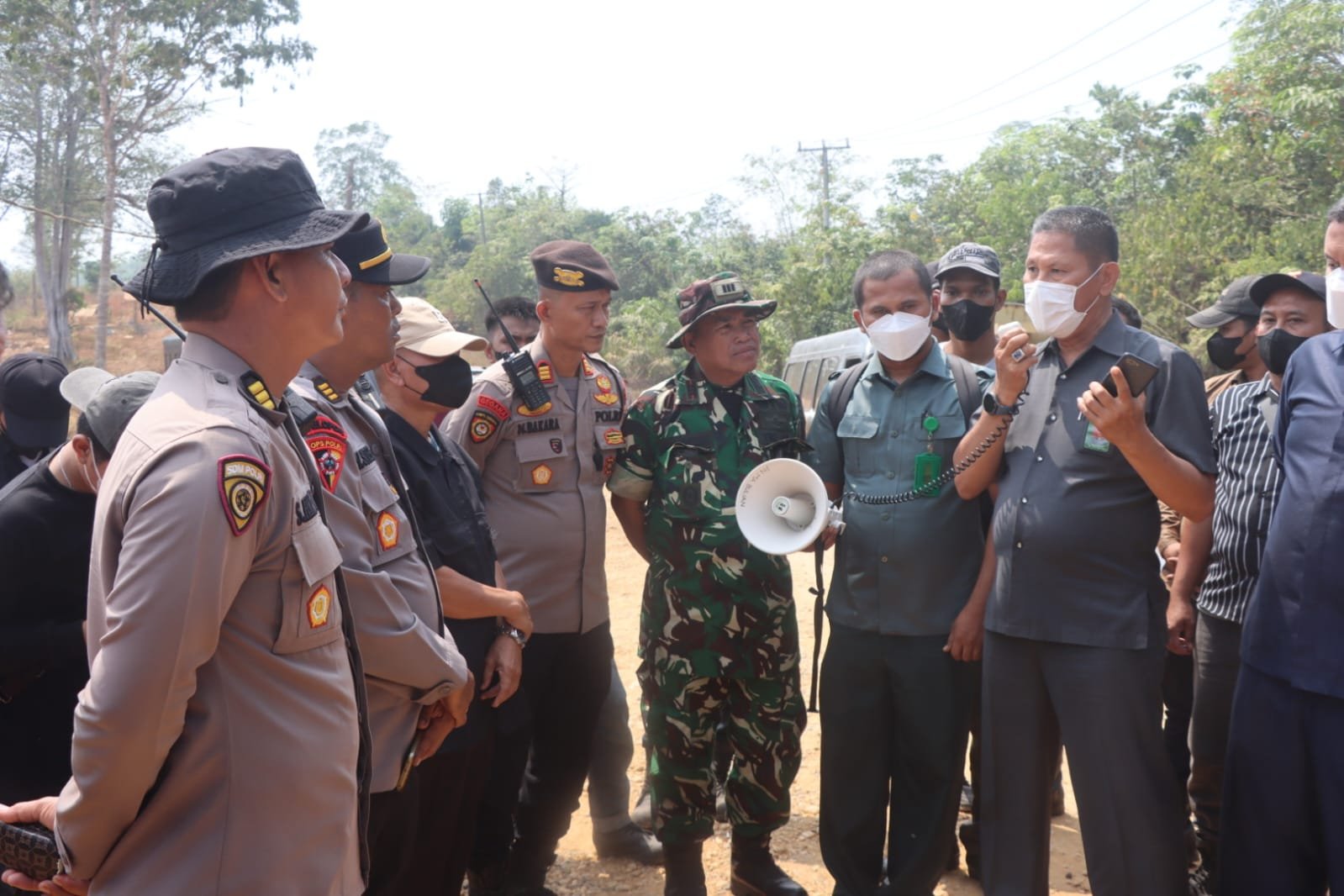 alt="Barisan personel Polres Batanghari mengikuti pengawasan ketat saat apel pengamanan sengketa lahan PT BSU"