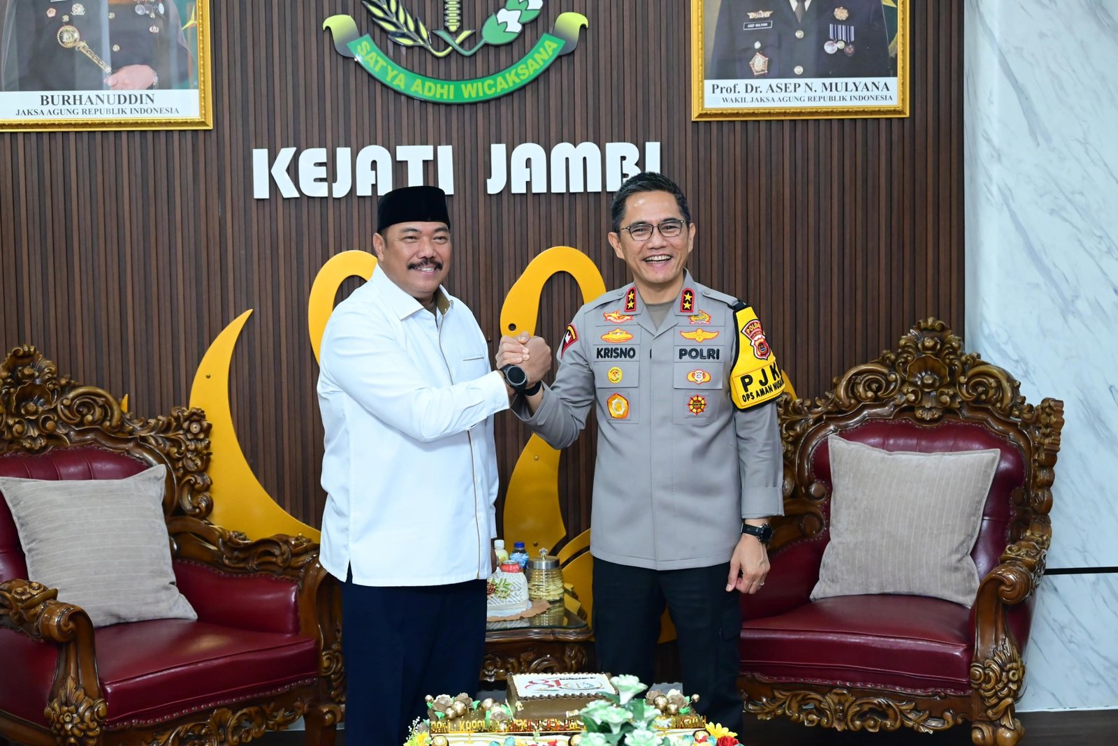 alt="Kapolda Jambi Irjen Pol Krisno H Siregar tersenyum saat disambut Kajati Jambi Sugeng Hariadi di Lobi Kejati Jambi"