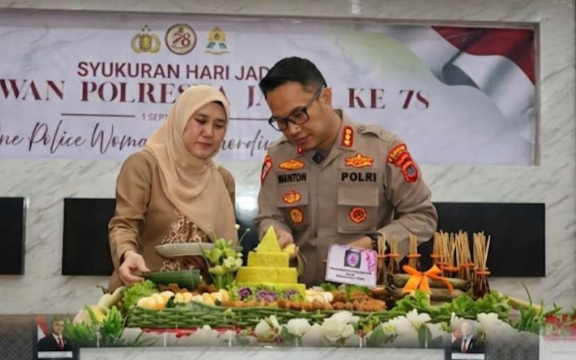 alt="Kapolresta Jambi Kombes Pol Ananto Herlambang berbicara di podium Aula Loka Manginti saat syukuran HUT Polwan"