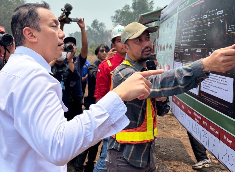alt="Wamen LH Diaz Hendropriyono mendengarkan penjelasan tim PT WKS mengenai sistem pemompaan air gambut"