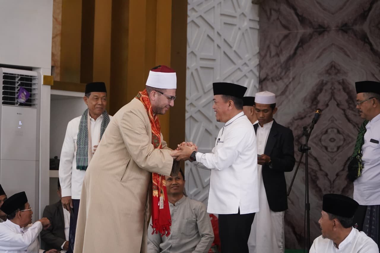 alt="Gubernur Jambi Al Haris memberikan sambutan di mimbar Masjid Raya Tsamaratul Insan Kota Jambi"