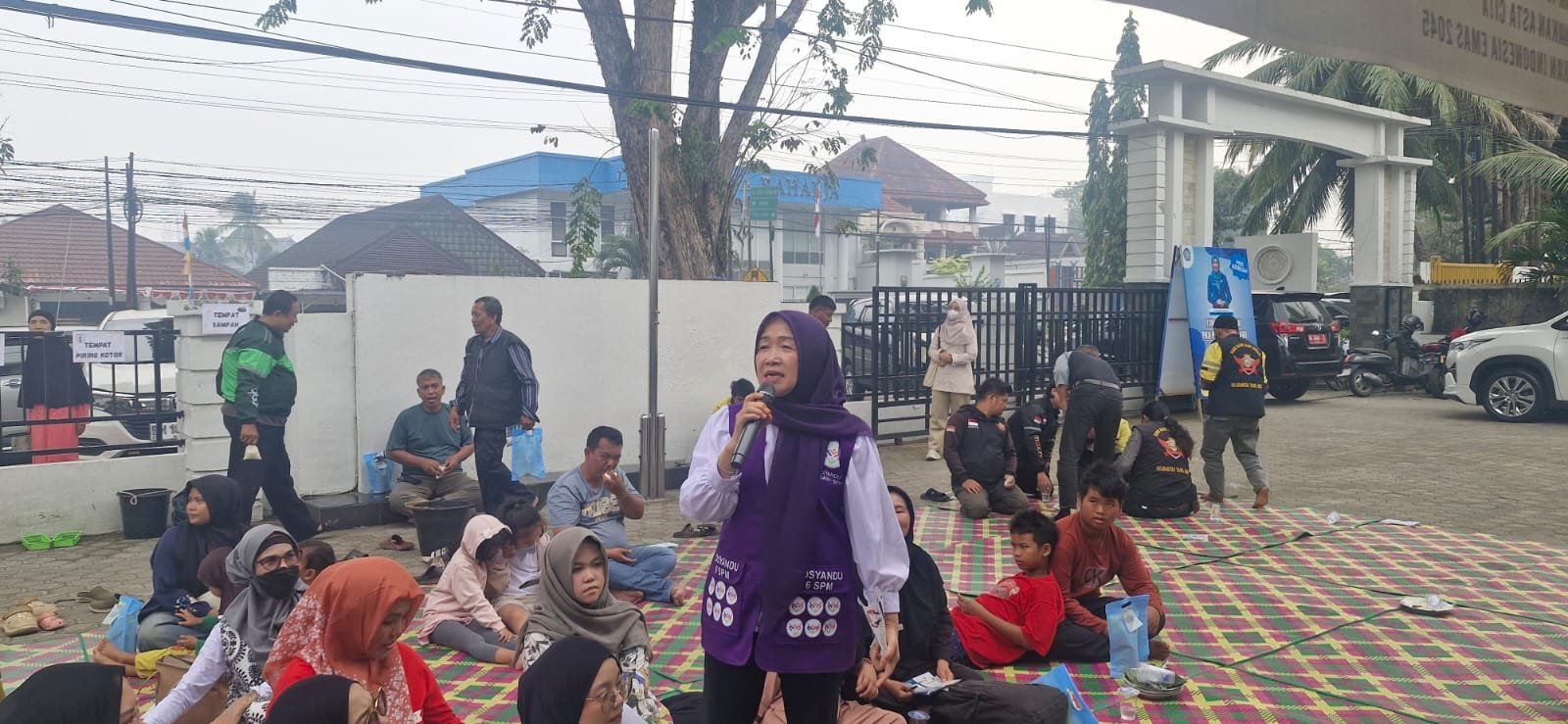 TP-PKK Jambi bersama Perkimtan dan BP3KP Sumatera IV dalam kegiatan Rabu Berkah