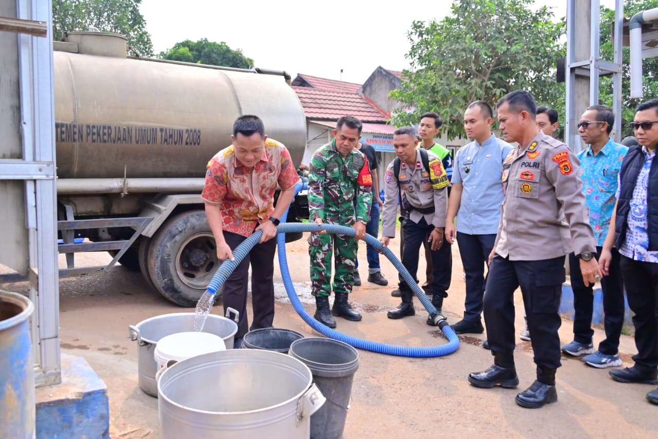 Polda Jambi menyalurkan 10 ton air bersih kepada warga Kenali Asam Atas di tengah kemarau