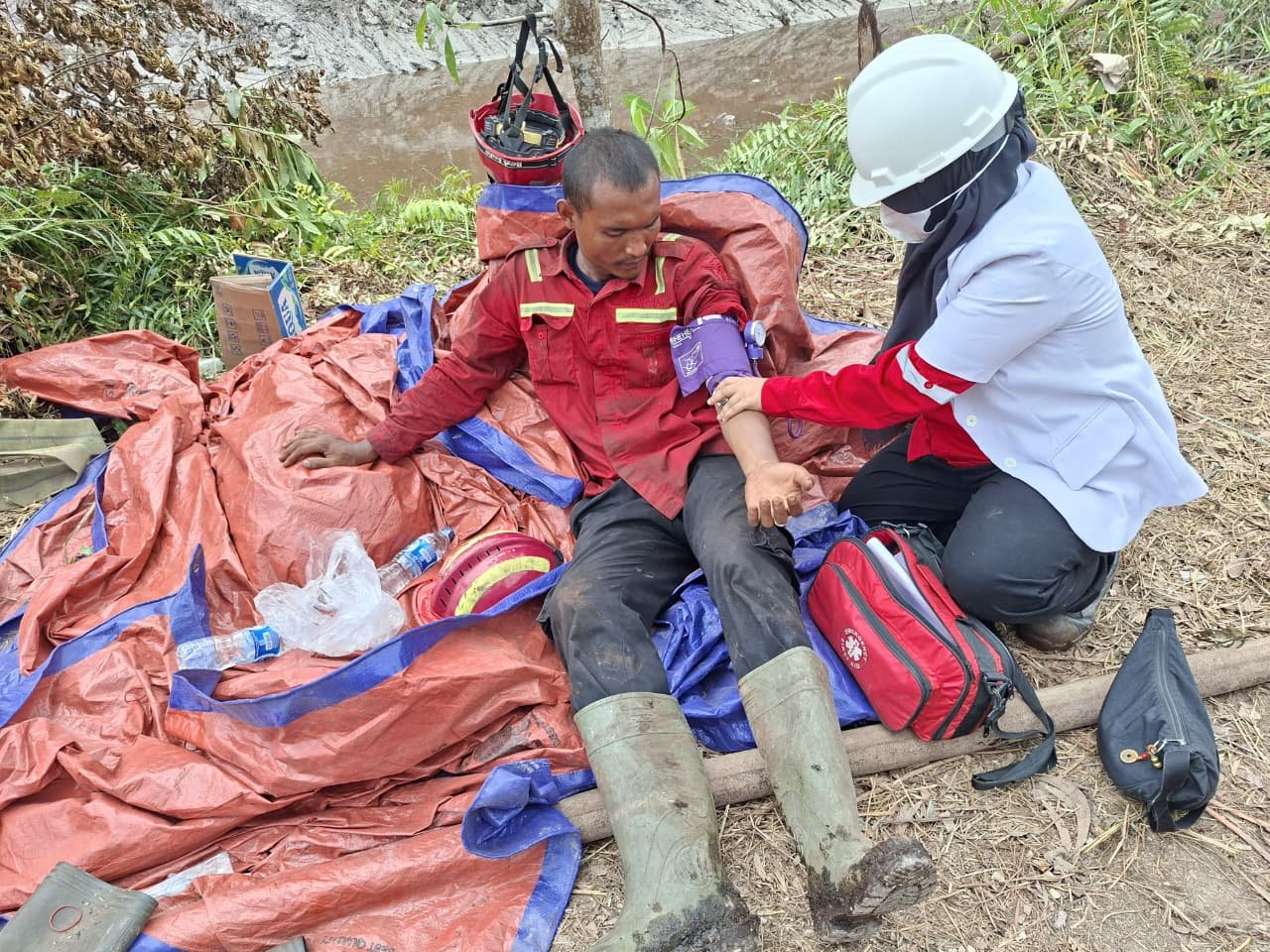 Nuriah mendampingi personel RPK WKS saat bertugas menangani karhutla di Jambi