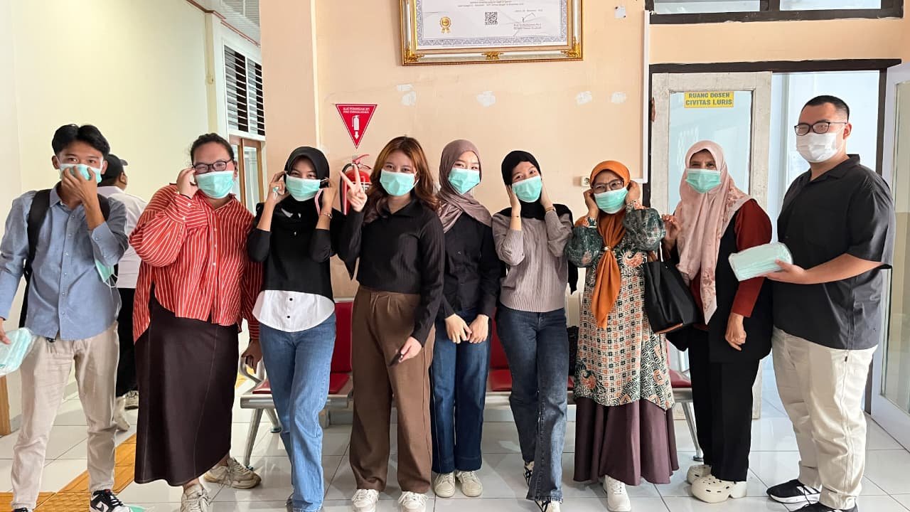 PT WKS dan FH UNJA membagikan 6.000 masker kepada mahasiswa di tengah kabut asap Jambi