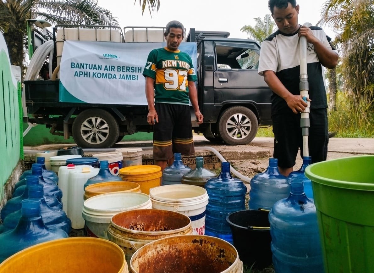 Warga Rawa Pudak Muaro Jambi mengantre mendapatkan bantuan air bersih dari APHI Jambi