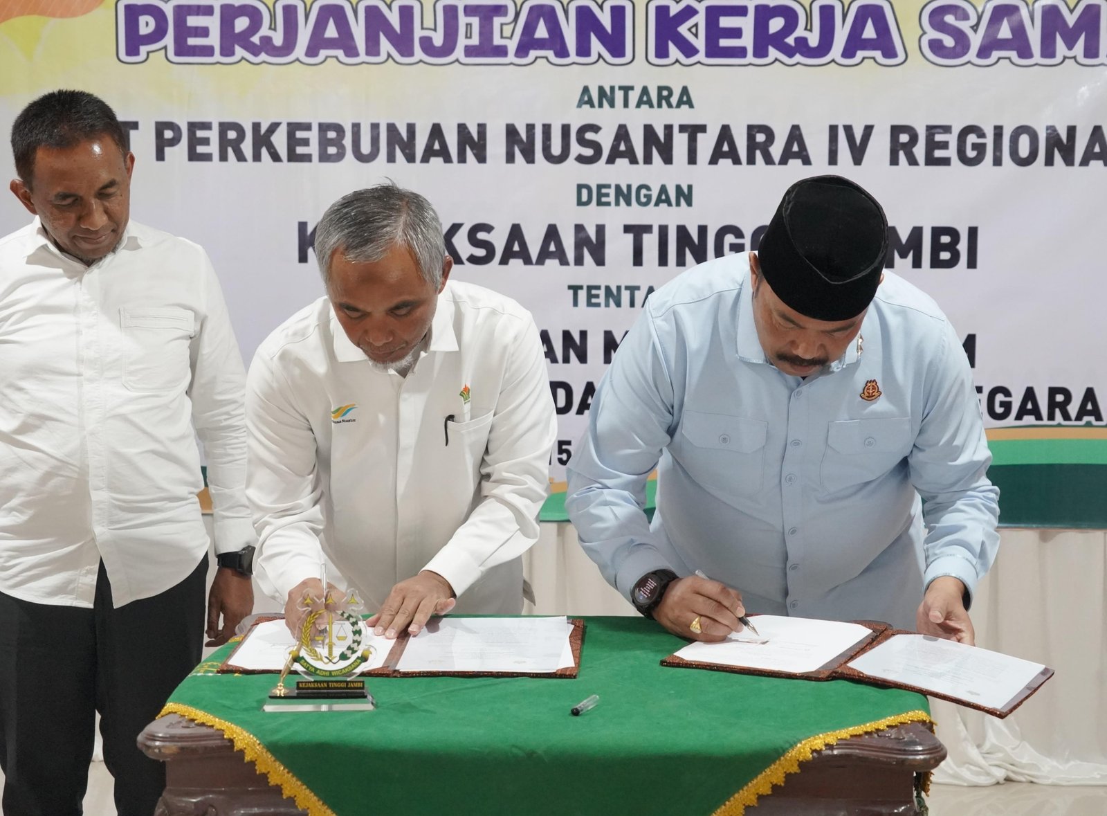 Kejati Jambi dan PTPN IV Region IV menandatangani kerja sama pengamanan aset negara