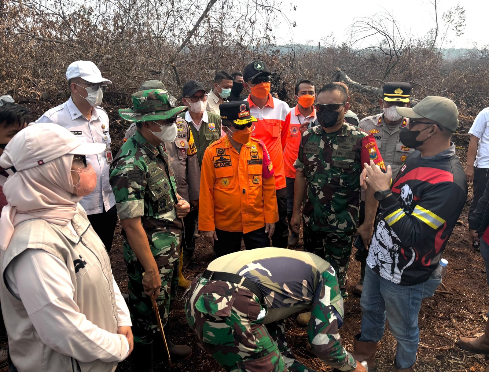 Al Haris dan Danrem 042 Garuda Putih Brigjen TNI Nyamin memberikan edukasi karhutla kepada mahasiswa di HLG Londerang