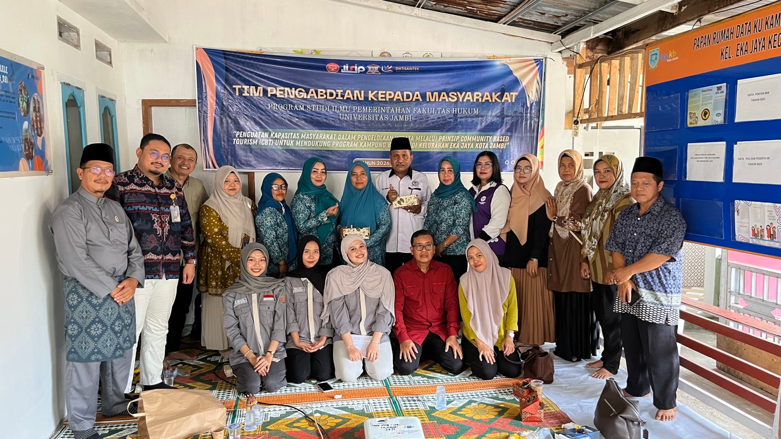 Tim Program Studi Ilmu Pemerintahan Universitas Jambi bersama masyarakat Kelurahan Eka Jaya dalam kegiatan Pengabdian Kepada Masyarakat tentang pengelolaan wisata berbasis komunitas.