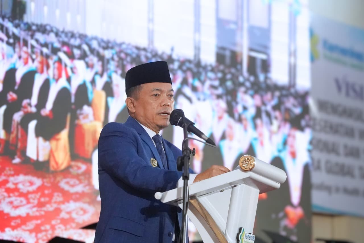 Gubernur Jambi Al Haris menghadiri wisuda Poltekkes Kemenkes Jambi di Abadi Convention Center