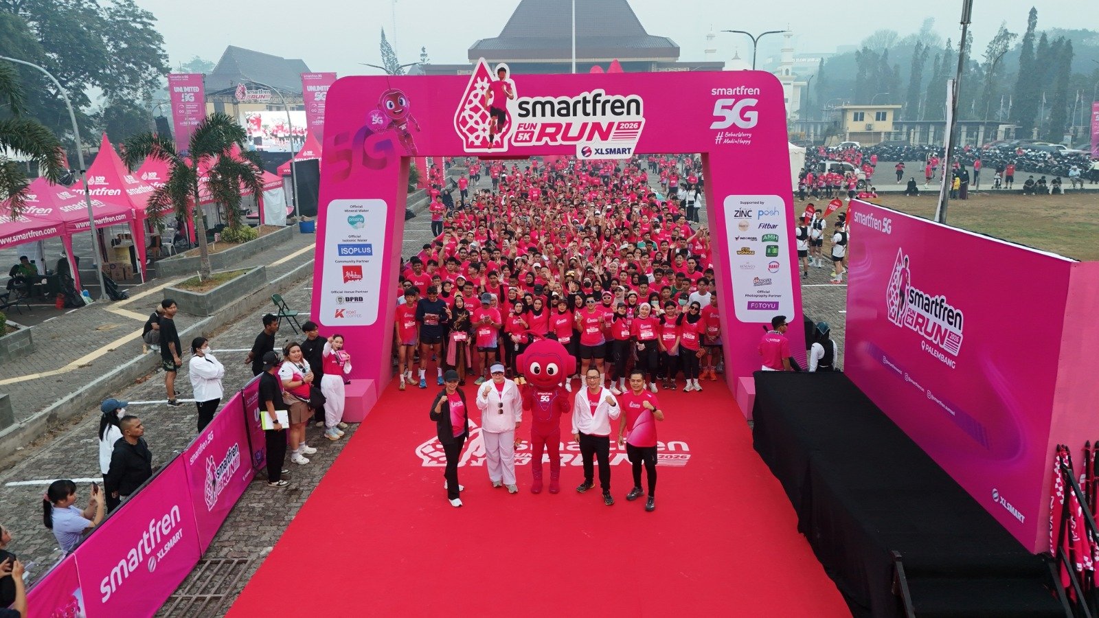 alt="Peserta meramaikan kegiatan SMARTFREN FUN RUN 5G Palembang di Halaman Kantor DPRD Provinsi Sumatera Selatan"