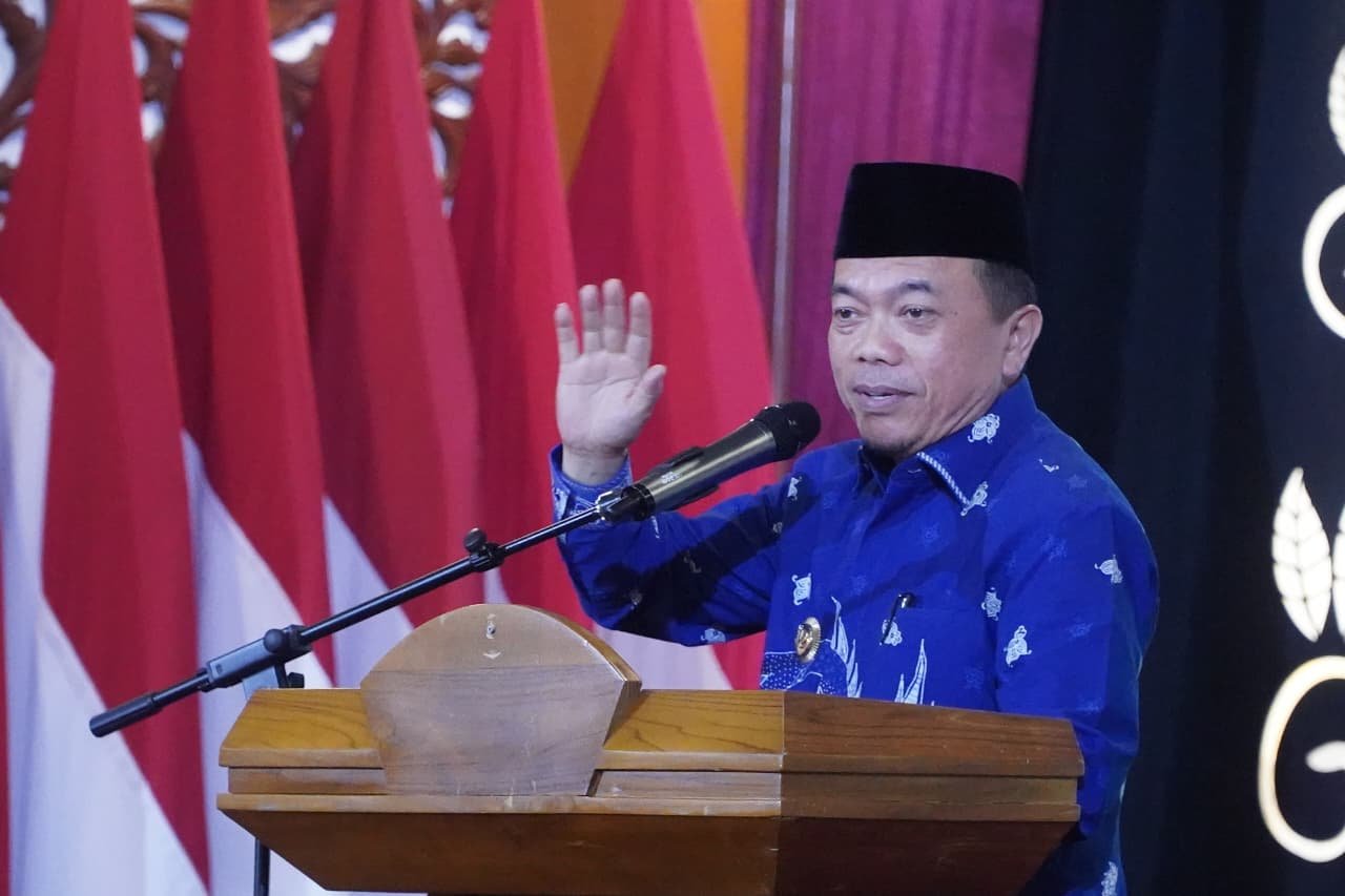 alt="Gubernur Jambi Al Haris memberikan sambutan dalam pelantikan Pengurus Wilayah Fahmi Ummi Provinsi Jambi"